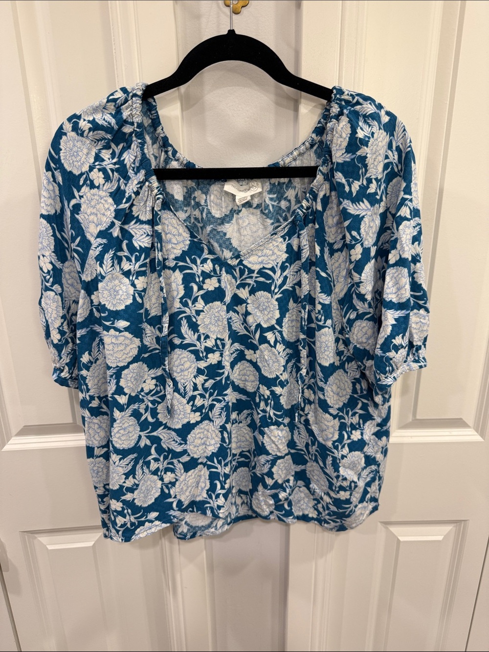 Treasure & Bond Teal & Cream Floral V-Neck Blouse